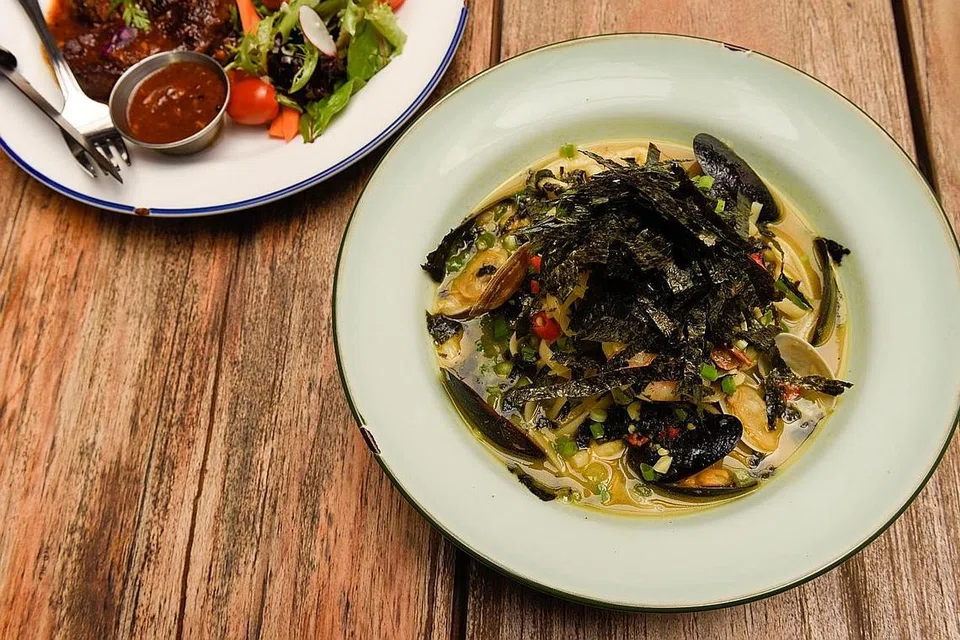GABUNGAN MENARIK: Hidangan Linguine Kolam ini serupa pasta berkuah asal Italy, vongole, yang diberi sentuhan Melayu. - Foto BM oleh SYAZA NISRINA