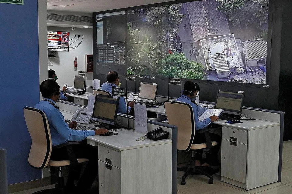 PANTAU KAWASAN: Pegawai pemerintah memantau kawasan serata Mumbai untuk melihat pergerakan orang ramai dan melaporkan jika ada kumpulan melanggar sekatan perjalanan di negara itu. - Foto REUTERS