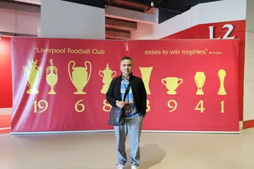 Penulis berasa bagaikan masuk sarang harimau apabila melawat stadium Anfield, kubu Liverpool yang merupakan seteru utama Manchester United, kelab yang diminati penulis.
