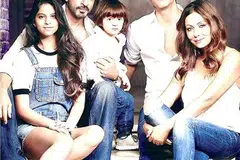 KELUARGA BAHAGIA: Shah Rukh Khan dan isteri Gauri Khan (kanan) seberapa daya memenuhi masa dengan anak (dari kiri) Suhana, Abram dan Aryan Khan. - Foto-foto FACEBOOK ARYAN KHAN, SUHANA KHAN DAN ABRAM KHAN 