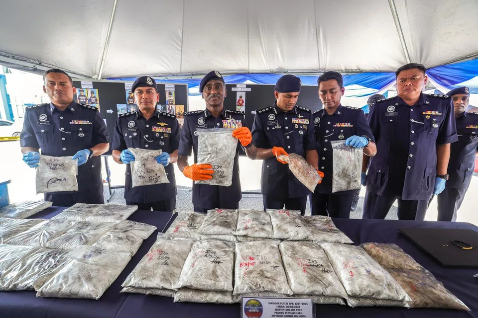 Ketua Polis Johor Datuk M Kumar (tiga dari kiri) bersama pegawai yang bertugas menunjukkan dadah yang dirampas berhubung pembongkaran tiga makmal dadah dan sebuah kilang melalui lima serbuan sekitar Iskandar Puteri dan Seri Alam, Johor, pada sidang media di Ibu Pejabat Polis Daerah (IPD) Iskandar Puteri pada 18 Mac.