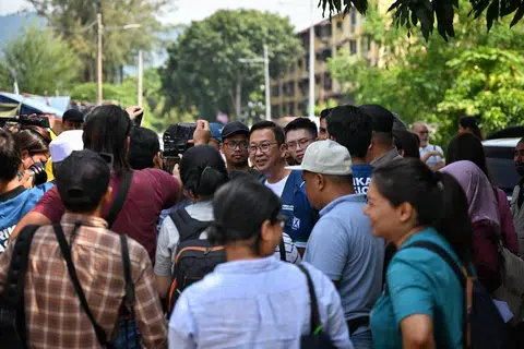 DEKATI PENGUNDI: Calon PN bagi kerusi Bayan Lepas  beramah mesra dengan nelayan tetapi pencalonan beliau dibantah Parti Islam SeMalaysia (PAS) kerana diletakkan untuk bertanding di kawasan yang dikuasai parti Islam itu.