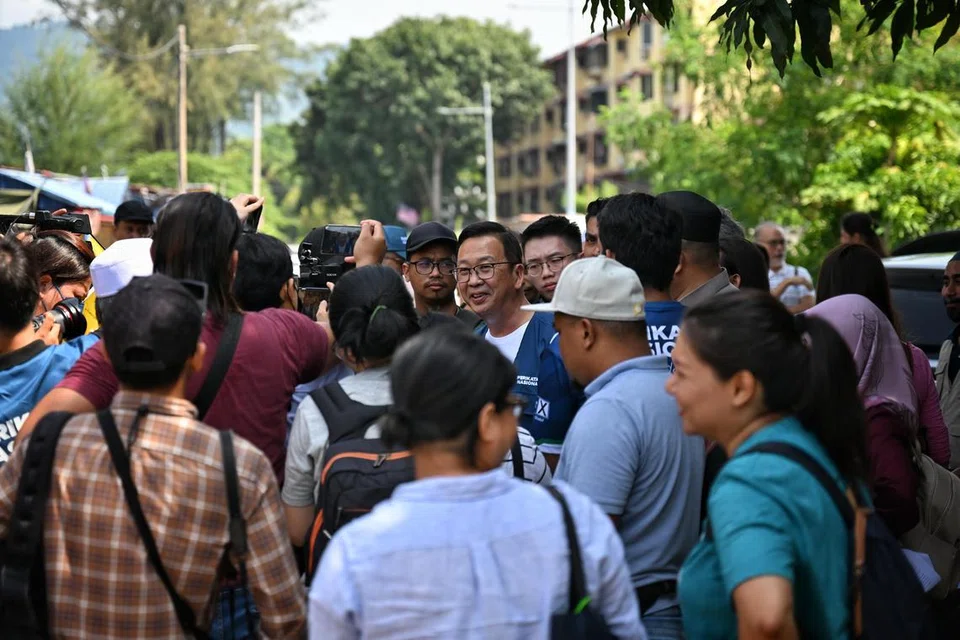 DEKATI PENGUNDI: Calon PN bagi kerusi Bayan Lepas  beramah mesra dengan nelayan tetapi pencalonan beliau dibantah Parti Islam SeMalaysia (PAS) kerana diletakkan untuk bertanding di kawasan yang dikuasai parti Islam itu.