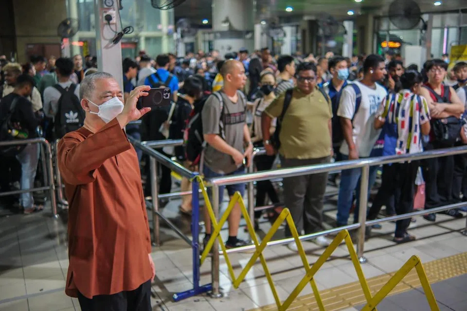Timbalan Perdana Menteri Malaysia, Datuk Seri Fadillah Yusof (depan), sempat merakamkan gambar ketika melihat sendiri proses perjalanan keluar masuk rakyat Malaysia untuk ke Singapura dalam tinjauan mengejutnya ke Kompleks Kastam, Imigresen dan Kuarantin (CIQ) Bangunan Sultan Iskandar (BSI) dan Kompleks Sultan Abu Bakar (KSAB), di Johor Bahru pada 27 Mei.
