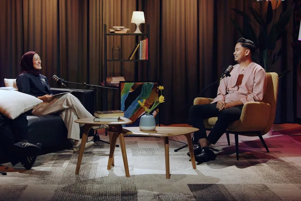 Encik Muhd Hazman Abd Aziz (kanan) berkongsi dengan Penerbit Eksekutif, Encik Fakhruradzi Ismail (kiri) dan Penerbit dan Penyampai Podcast, Cik Natasha Mustafa (dua dari kiri), bagaimana beliau kini berbakti kepada masyarakat dengan cara yang berbeza sebagai wartawan.