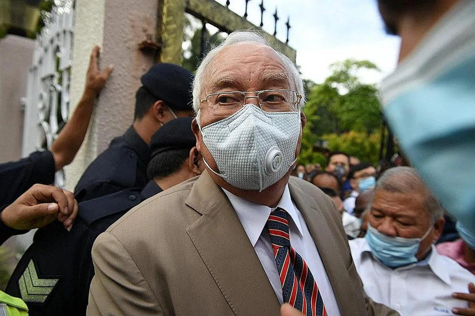 TIBA DI MAHKAMAH: Najib Tun Razak tiba di luar mahkamah dan disambut ratusan penyokongnya. Beliau merupakan perdana menteri pertama di Malaysia didakwa di mahkamah. - Foto AFP