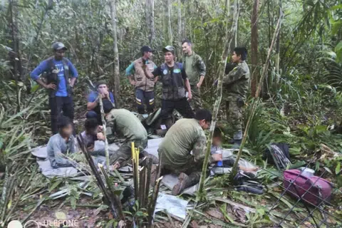 DITEMUI SELAMAT: Anggota tentera membantu empat kanak-kanak Orang Asli yang ditemui hidup selepas lebih sebulan hilang dalam hutan hujan Amazon Colombia menyusuli satu nahas pesawat kecil. 