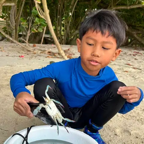 Selain memancing, anak Encik Azhar, Adam, gemar memburu ketam terutamanya di Punggol Northshore.