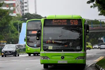 KURANG PEKERJA DEK COVID-19: Penghentian lima perkhidmatan bas Go-Ahead Singapore adalah sementara dan perkhidmatan yang terjejas sama ada bas ekspres, atau langsung ke bandar. - Foto BH oleh LIM YAOHUI