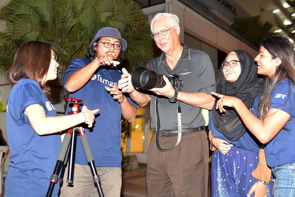 BEKERJASAMA: (Dari kiri) Cik Zolyn Phua, Encik Sudiardi Sudyono, Cik Nur Natasha Roslan dan Cik Vinesa Jayaselan seronok mengupas budaya Peranakan dalam projek filem ringkas 'I Am Keluak' yang dihasilkan atas permintaan Menteri Kanan Emeritus Goh Chok Tong. - Foto M.O. SALLEH