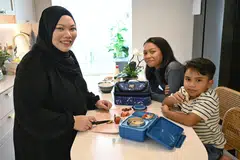 Cik Nordian Razali (kiri) selalu memasak dan menyediakan bekal untuk anak-anaknya, Nadya Raessa, 10 tahun (tengah), dan Raees Nadym, tujuh tahun, nikmati semasa waktu rehat di sekolah.