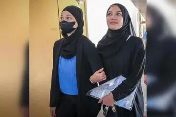 PELAKON Puteri Sarah (kanan) baru-baru ini telah memfailkan perceraiannya selepas sembilan tahun berumah tangga.