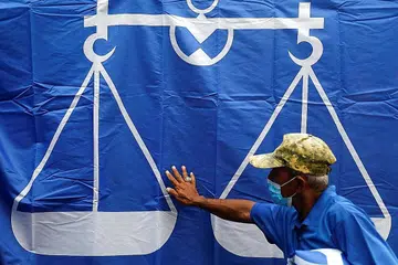 JADI PEMBANGKANG: Beberapa pemimpin BN termasuk Encik Isham Jalil (sisipan, atas) dan Encik Shahril Hamdan menggesa BN menjadi pembangkang sepenuhnya dan tidak perlu menyertai mana-mana kerajaan campuran. - Foto-foto REUTERS, JASON QUAH, ISHAM JALIL