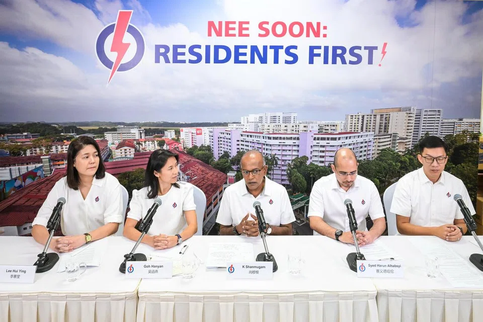 Menteri Ehwal Dalam Negeri merangkap Undang-Undang, Encik K. Shanmugam, mengumumkan empat muka baru yang membentuk pasukan PAP di GRC Nee Soon. (Dari kiri) Cik Lee Hui Ying, Cik Goh Hanyan, Dr Syed Harun Alhabsyi dan Encik Jackson Lam.