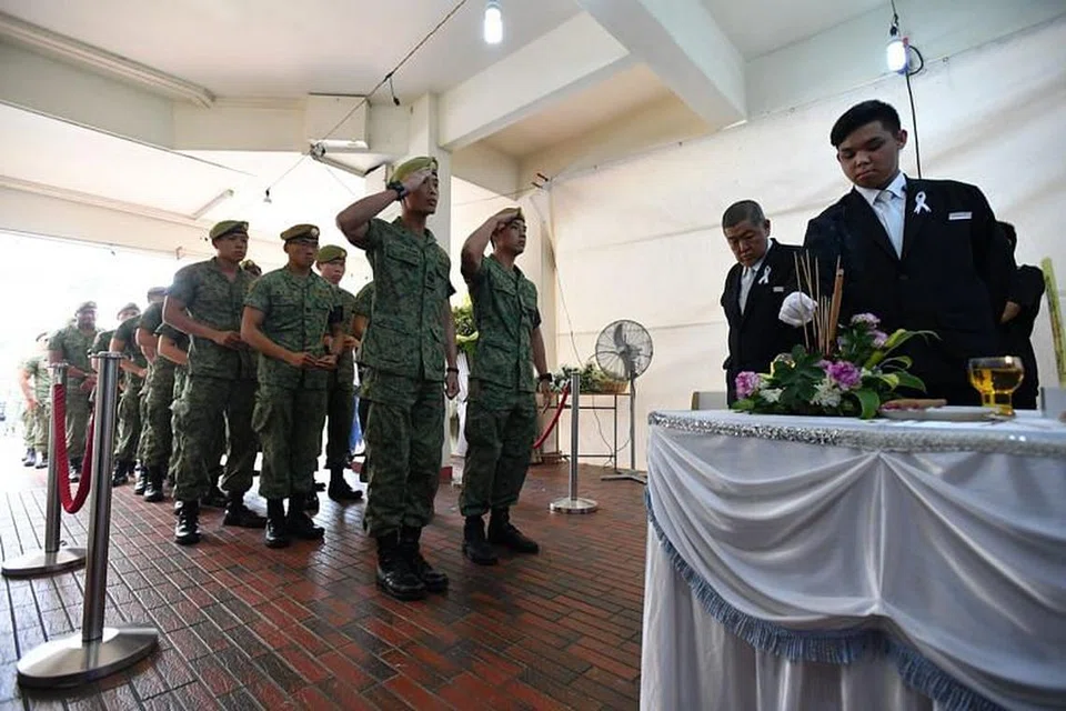 PENGHORMATAN TERAKHIR: Pegawai tentera beratur untuk memberi penghormatan terakhir kepada CFC Lee.