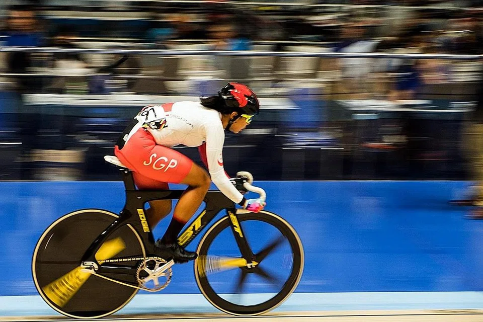 CEMERLANG: Atlit lumba basikal Negara, Luo Yiwei memenangi pingat pertama Singapura bagi acara perlumbaan basikal kategori 'omnium'. Foto SPORTSG