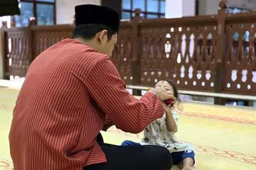 Sebagai tunjang keluarga, ayah memikul tanggungjawab melindungi dan membimbing anak-anak mereka.