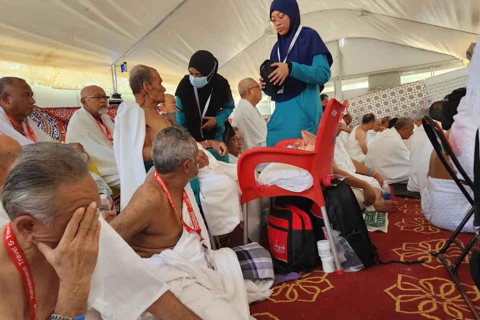 LANGKAH PENCEGAHAN: Pegawai perubatan menemui jemaah di khemah yang diduduki warga Singapura di Arafah pada 27 Jun. 