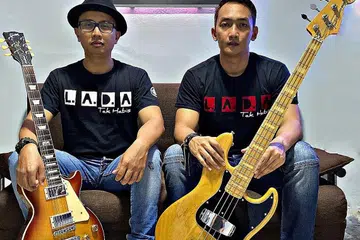 MEMPUNYAI MINAT YANG SAMA: Kededua Rohaizad (kiri) dan Khai meminati genre muzik rock and roll. Setelah puas mencari, mereka akhirnya bersetuju dengan menamakan diri mereka L.A.D.A, sebuah akronim dengan tafsiran yang menarik. - Foto L.A.D.A.