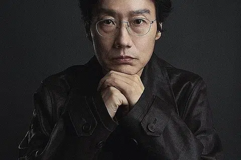 TINGGALKAN KESAN: Encik Hwang, pencipta siri Squid Game, dipilih tahun ini atas kreativitinya yang mencerminkan isu sosial masyarakat. - Foto NETFLIX