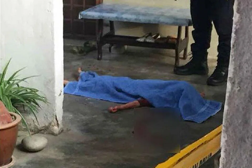 MANGSA KEGANASAN: Mayat budak berusia lima tahun ditutup kanvas selepas menjadi mangsa bapanya yang mempunyai rekod jenayah berkaitan dadah. - Foto NSTP