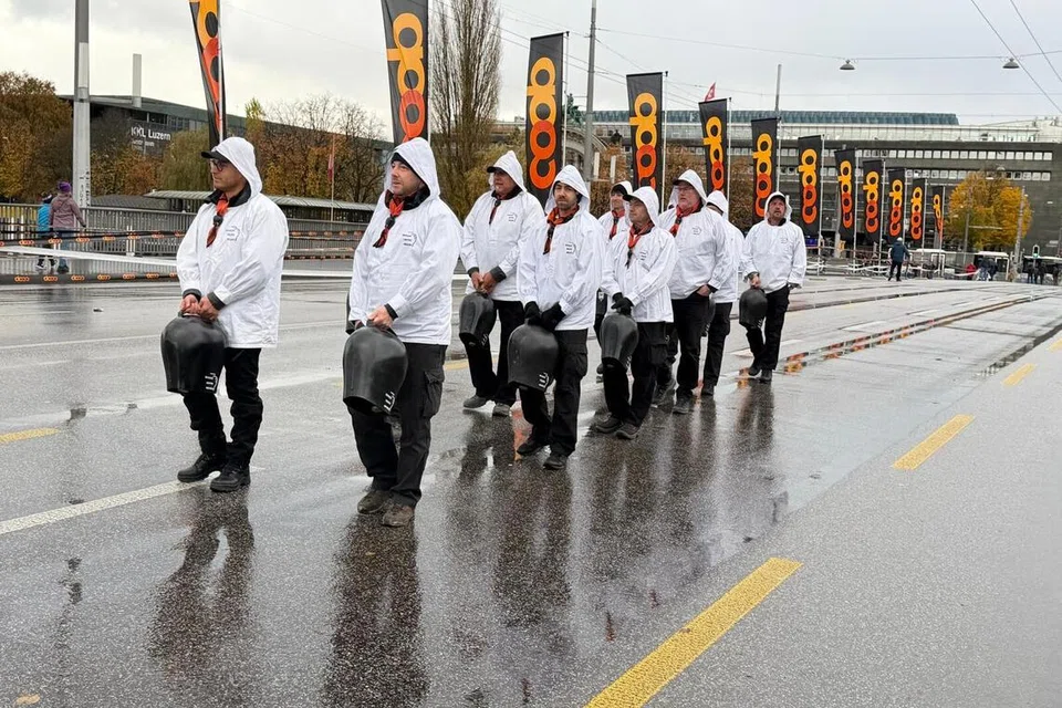 Perarakan ‘cowbells’ di tengah kota Lucerne antara persembahan yang kami dapat saksikan sempena maraton yang sedang berlangsung pada hari itu. 