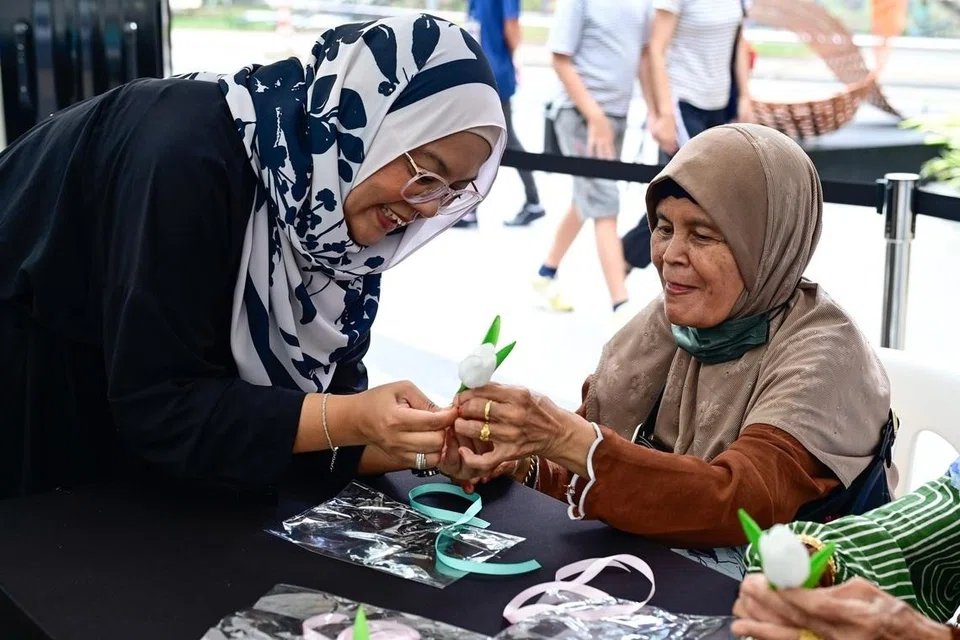 Orang ramai kelihatan cenderung mempelajari teknik gubahan bunga dengan menghasilkan korsaj serta aksesori hiasan rambut bagi  kegunaan harian mahupun acara istimewa. 