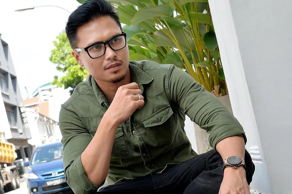 TERIMA KASIH 'APPRENTICE': Selepas pendedahan berlakon dalam filem 'Apprentice' yang dibawa menjelajah sejauh Pesta Filem Cannes di Perancis, Fir Rahman diamanahkan menjayakan watak utama dalam pementasan Inggeris yang mencungkil minda, 'Prism'. - Foto M.O. SALLEH