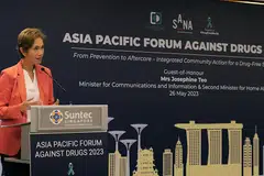 TINGKAT KERJASAMA: Menteri Perhubungan dan Penerangan merangkap Menteri Kedua Ehwal Dalam Negeri, Cik Josephine Teo, menyeru agar masyarakat antidadah bekerjasama untuk meningkatkan suara kolektif bagi tujuan pencegahan dadah.
