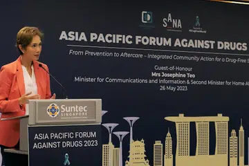 TINGKAT KERJASAMA: Menteri Perhubungan dan Penerangan merangkap Menteri Kedua Ehwal Dalam Negeri, Cik Josephine Teo, menyeru agar masyarakat antidadah bekerjasama untuk meningkatkan suara kolektif bagi tujuan pencegahan dadah.
