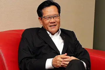 LIM KIA TONG: Ghairah menyahut cabaran di hadapannya sebagai presiden baru Persatuan Bola Sepak Singapura (FAS), malah sedia 'bermain' sepanjang 90 minit dalam arena sukan tersebut. - Foto fail
