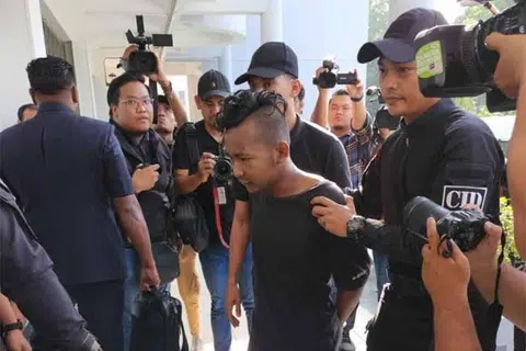 Tertuduh, Mohamad Aizat Samin, 25 tahun (dua dari kanan), didakwa di Mahkamah Majistret Bandar Baru Bangi, Selangor, pada 19 April, atas tuduhan membunuh bayi lelakinya berusia enam bulan.