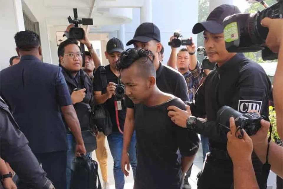 Tertuduh, Mohamad Aizat Samin, 25 tahun (dua dari kanan), didakwa di Mahkamah Majistret Bandar Baru Bangi, Selangor, pada 19 April, atas tuduhan membunuh bayi lelakinya berusia enam bulan.