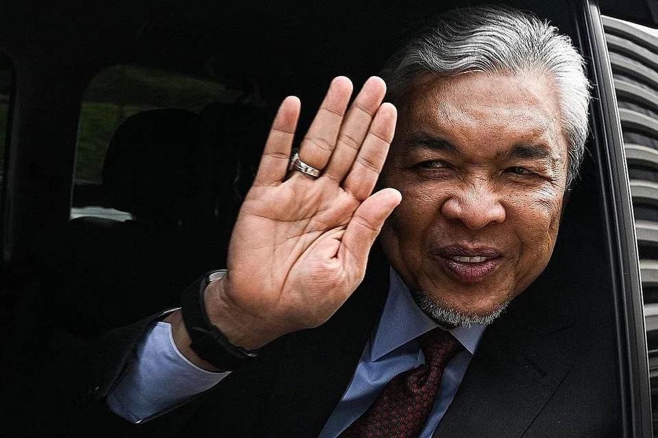 JELASKAN TITAH AGONG: Presiden Barisan Nasional, Datuk Seri Dr Ahmad Zahid Hamidi, melambai ke arah puluhan petugas media selepas keluar dari pintu Istana setelah mengadakan pertemuan dengan Yang di-Pertuan Agong. - Foto AFP