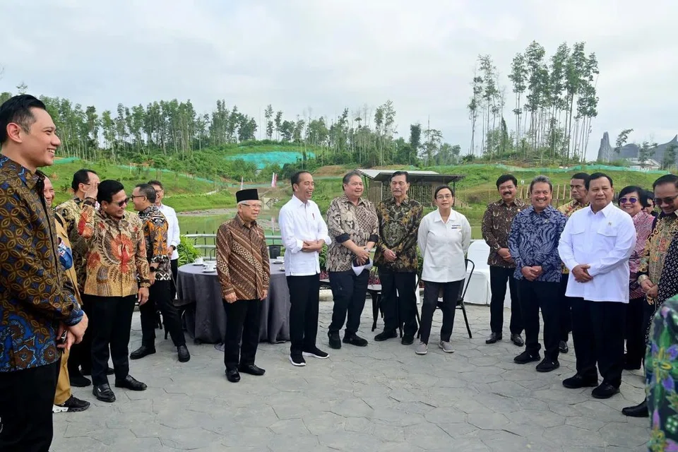 Presiden Terpilih, Encik Prabowo Subianto (kanan berbaju putih), dan Presiden Joko Widodo (tengah berbaju putih) melawat lembangan penampungan air di Ibu Kota Nusantara, Kalimantan Timur, pada 12 Ogos.