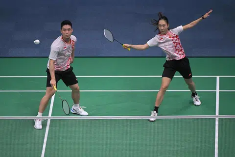 BANGKIT UNTUK MENANG: Pasangan Singapura, Terry Hee (kiri) dan Jessica Tan, bangkit untuk mengalahkan pasangan Taiwan, Ye Hong-wei dan Lee Chia-hsin, dalam pusingan pertama Terbuka Malaysia pada 9 Januari. 