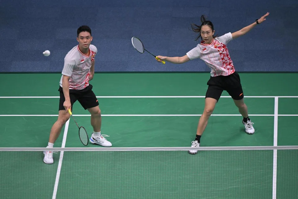 BANGKIT UNTUK MENANG: Pasangan Singapura, Terry Hee (kiri) dan Jessica Tan, bangkit untuk mengalahkan pasangan Taiwan, Ye Hong-wei dan Lee Chia-hsin, dalam pusingan pertama Terbuka Malaysia pada 9 Januari. 