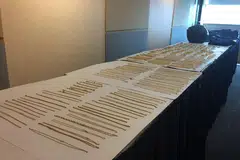 BARANG KEMAS YANG DIROMPAK: Rantai, gelang dan loket bernilai sekitar $100,000 yang dirompak berjaya didapatkan semula oleh polis. -FOTO: NUR FATHIN AWALLUDIN.