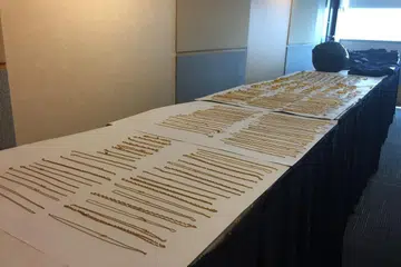 BARANG KEMAS YANG DIROMPAK: Rantai, gelang dan loket bernilai sekitar $100,000 yang dirompak berjaya didapatkan semula oleh polis. -FOTO: NUR FATHIN AWALLUDIN.