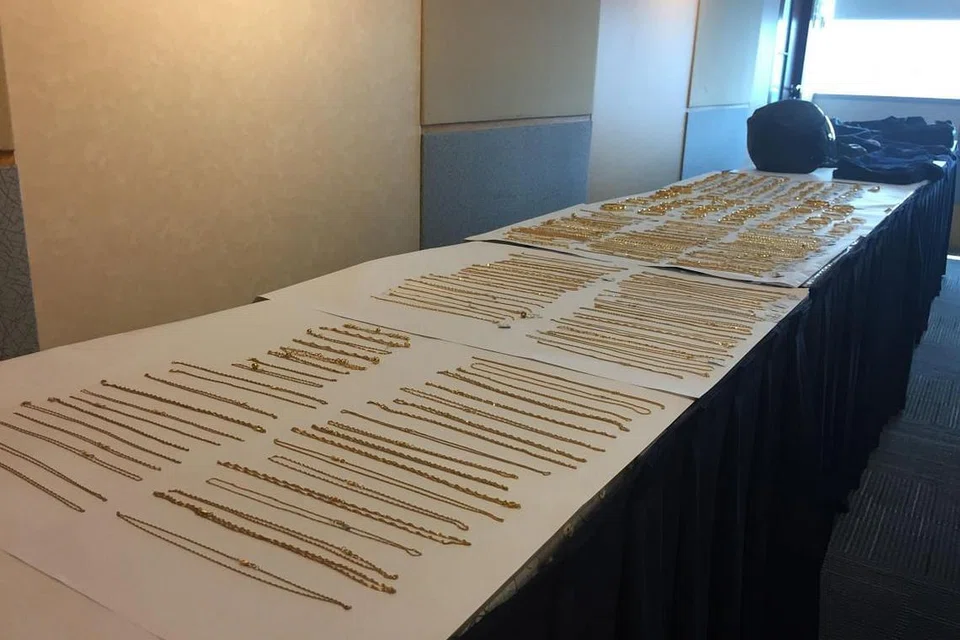 BARANG KEMAS YANG DIROMPAK: Rantai, gelang dan loket bernilai sekitar $100,000 yang dirompak berjaya didapatkan semula oleh polis. -FOTO: NUR FATHIN AWALLUDIN.