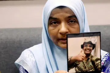 Cik Ummu Haiman Bee Daulatgun, 45 tahun, ibu kepada pelatih kadet Pasukan Latihan Pegawai Simpanan (Palapes) Universiti Teknologi Malaysia (UTM) Skudai, Johor, Allahyarham Syamsul Haris Shamsudin, 22 tahun (gambar kecil) menuntut siasatan telus dan keadilan untuk kematian anak lelakinya itu pada 28 Julai lalu ketika menjalani latihan tentera.