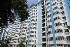 PERBAIKI TINGKAP: Antara punca tingkap terjatuh ialah pasak aluminium yang terhakis dan tidak dapat menahan panel tingkap berbingkai di tempatnya. - Foto fail