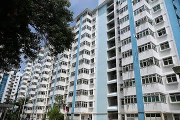 PERBAIKI TINGKAP: Antara punca tingkap terjatuh ialah pasak aluminium yang terhakis dan tidak dapat menahan panel tingkap berbingkai di tempatnya. - Foto fail