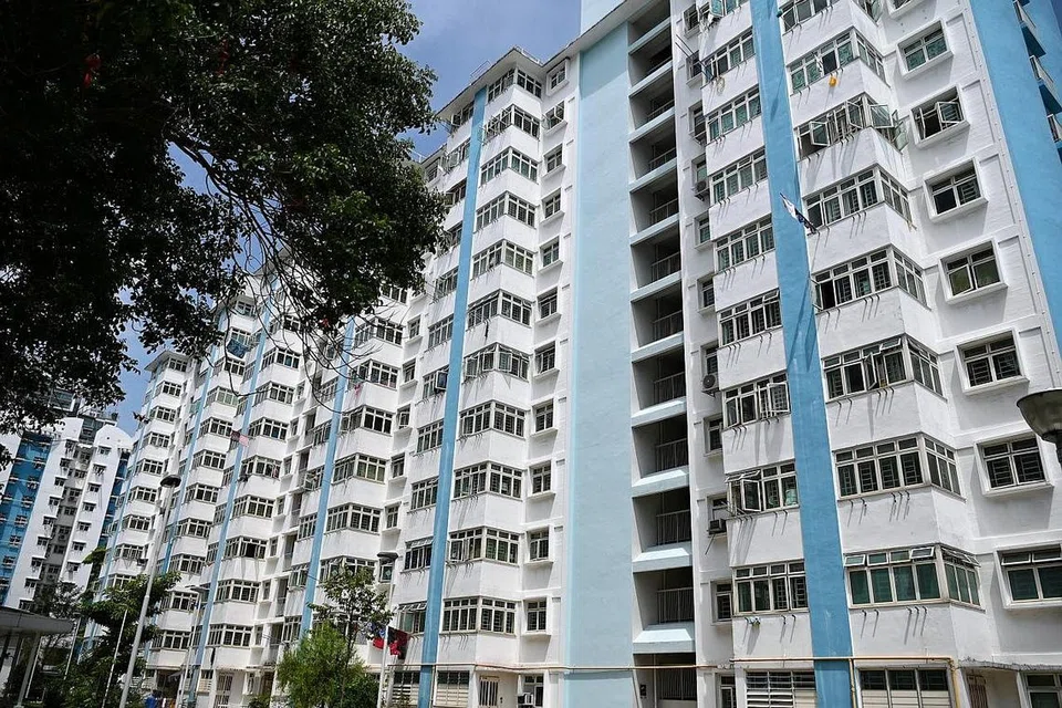 PERBAIKI TINGKAP: Antara punca tingkap terjatuh ialah pasak aluminium yang terhakis dan tidak dapat menahan panel tingkap berbingkai di tempatnya. - Foto fail