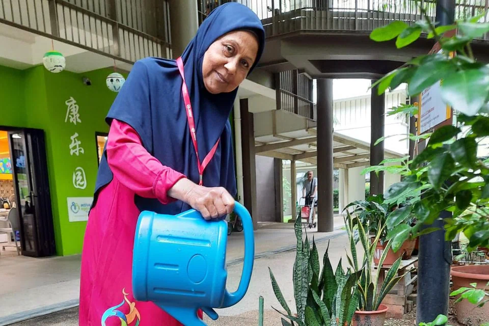 Cik Silmah Sharawi menghabiskan masa lapangnya sebagai sukarelawan di Home Nursing Foundation, dan sering mendampingi warga-warga emas yang lain yang kurang bernasib baik. 