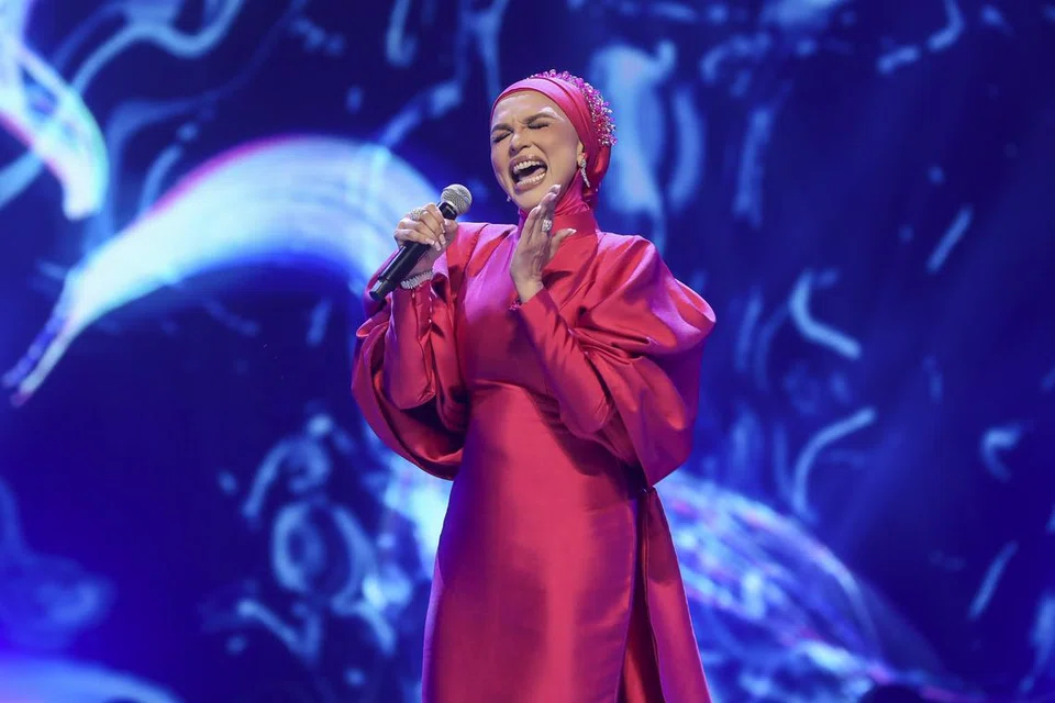 TERJEJAS DENGAN KERESAHAN: Noryn Aziz akui menyanyikan lagu-lagu tertentu seperti ‘Gelombang’ membuatnya mengenangkan peristiwa yang dekat di hatinya, lantas menimbulkan keresahan.
