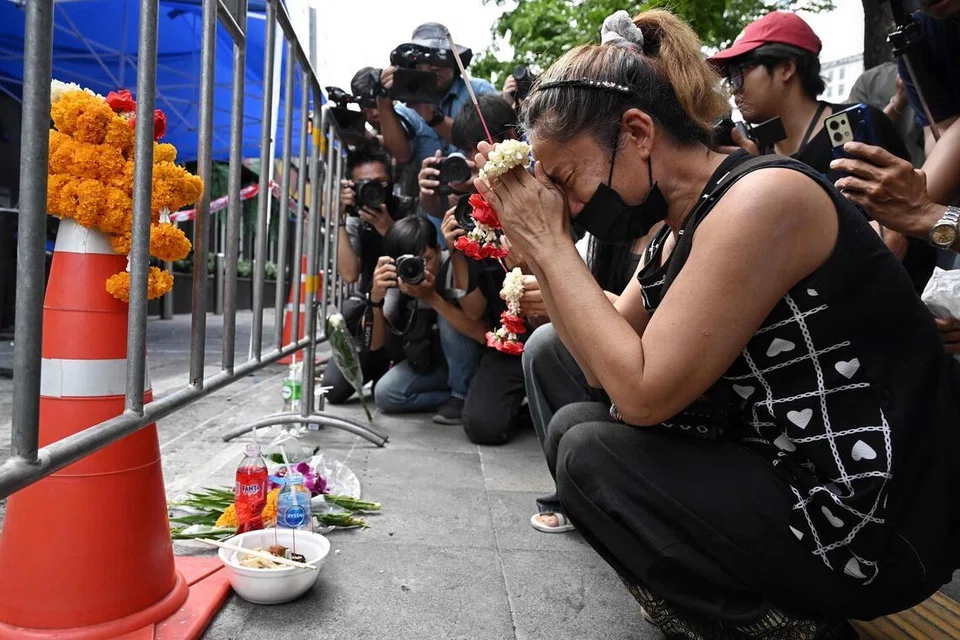 eorang wanita dikenali sebagai Nid berdoa untuk anak perempuannya, Namtip Tubsook, dan menantunya, Suwitcha Sirililung, yang terkorban dalam kebakaran di hadapan bar Rong Beer Na Lat Phrao di Bangkok pada 14 Julai 2026. Angka korban tragedi itu kini meningkat kepada 30 orang, manakala pihak berkuasa meneruskan siasatan terhadap kemungkinan berlaku kecuaian, termasuk dakwaan laluan keluar kecemasan di premis berkenaan dihalang atau dikunci ketika kebakaran berlaku.