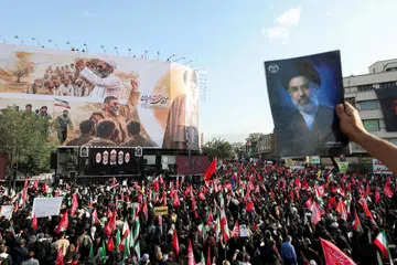 Seorang lelaki memegang gambar Mojtaba Khamenei ketika orang ramai berkumpul bagi perarakan pengebumian bekas pemimpin tertinggi Iran, Ali Khamenei, di Teheran pada 6 Julai 2026. Ali Khamenei terbunuh dalam serangan udara Israel dan Amerika Syarikat pada 28 Februari lalu, manakala jutaan rakyat Iran dijangka menyertai upacara pengebumian besar-besaran yang berlangsung di tengah ketegangan berterusan antara Tehran, Washington dan Tel Aviv.