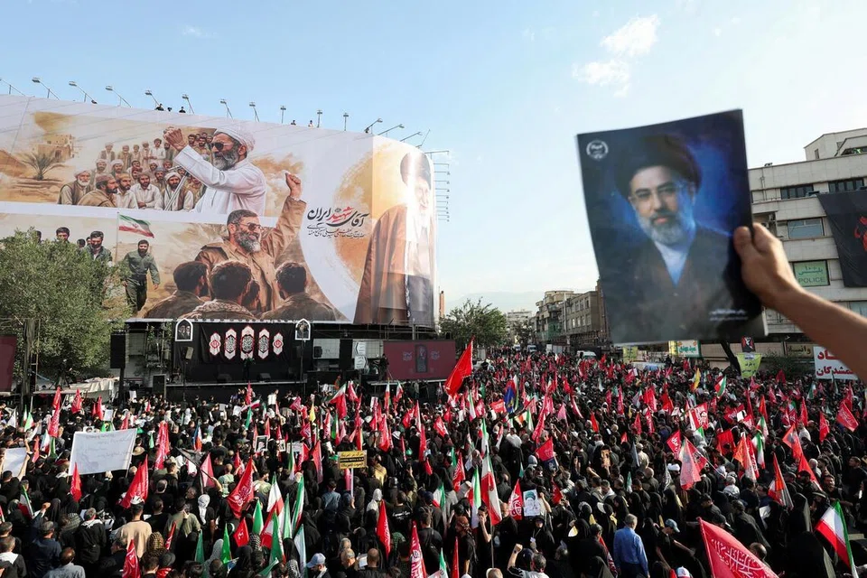 Seorang lelaki memegang gambar Mojtaba Khamenei ketika orang ramai berkumpul bagi perarakan pengebumian bekas pemimpin tertinggi Iran, Ali Khamenei, di Teheran pada 6 Julai 2026. Ali Khamenei terbunuh dalam serangan udara Israel dan Amerika Syarikat pada 28 Februari lalu, manakala jutaan rakyat Iran dijangka menyertai upacara pengebumian besar-besaran yang berlangsung di tengah ketegangan berterusan antara Tehran, Washington dan Tel Aviv.
