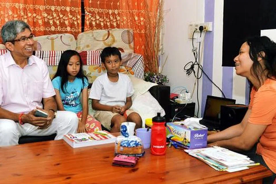 DAPAT MANFAAT DARI MENDAKI: Cik Azlinda Jalil (kanan) memberikan maklum balas kepada Dr Yaacob Ibrahim mengenai usaha Mendaki@Heartlands yang membantu kedua-dua anaknya Nazifah Jamil(dua dari kiri) dan Farhan Jamil dalam skim ETF Mendaki. - Foto KHALID BABA 